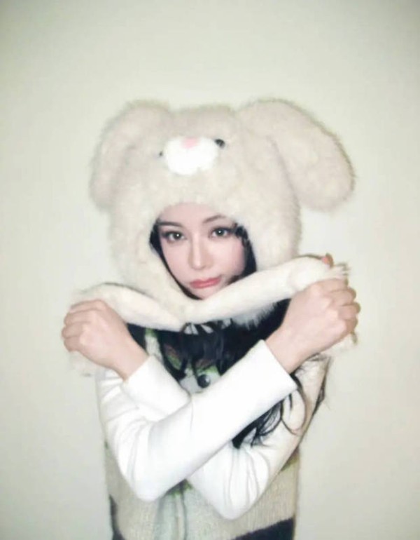 迪丽热巴又萌又酷，十分迷人。