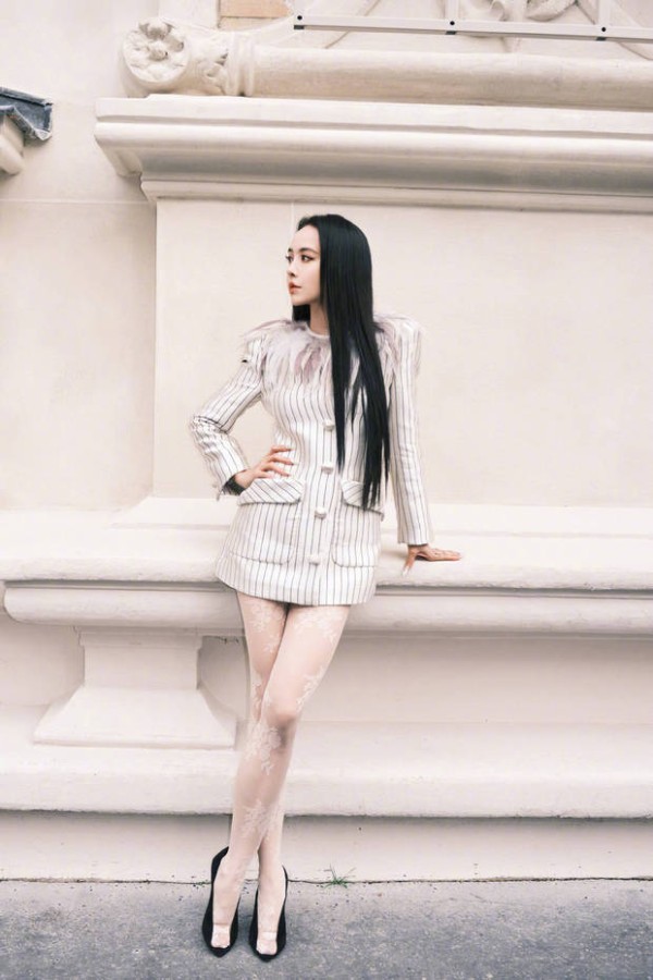 搜狐娱乐讯 近日，蔡依林亮相时尚活动，羽毛领条纹裙装搭配垂顺长发，气质清冷灵动。