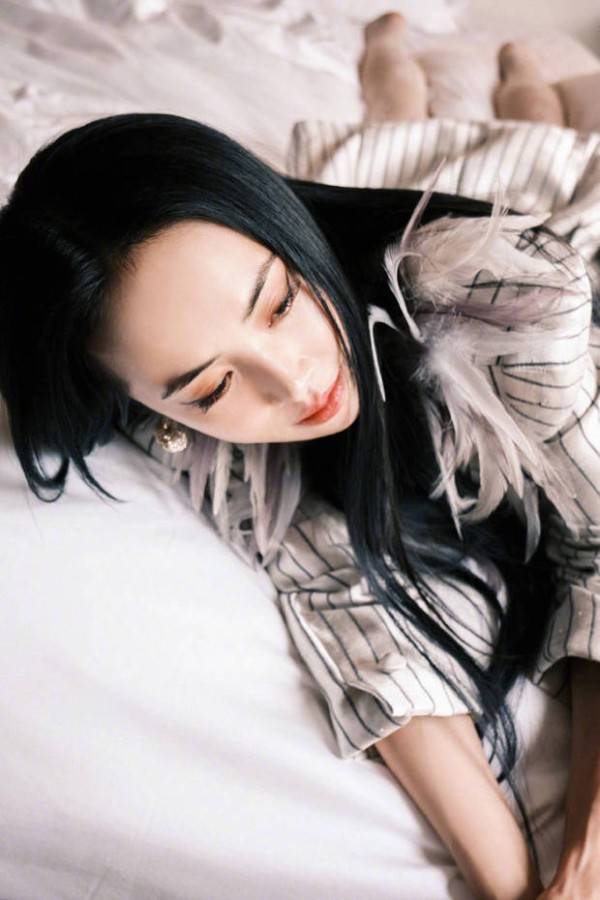 蔡依林卧床休憩，神态慵懒。