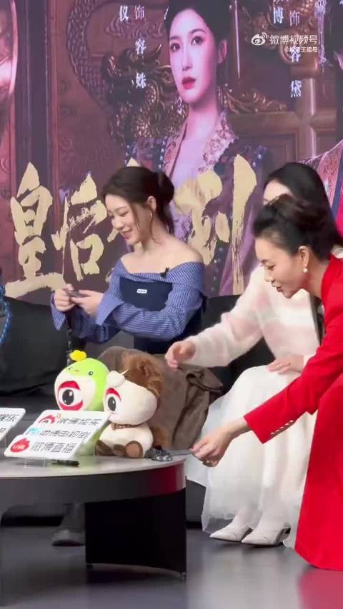 皇后驾到官微空降新浪直播间,徐艺真戴凤仪胡彩虹全程高能