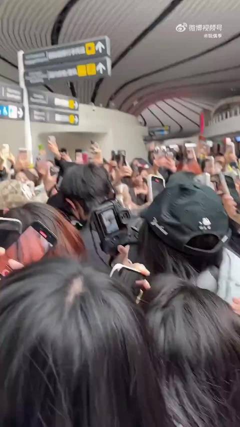 张峻豪机场遭围堵裤子拉链被拉开