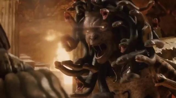 美杜莎的石化技能只对血肉之躯有效，遇到沙漠精灵变弱鸡