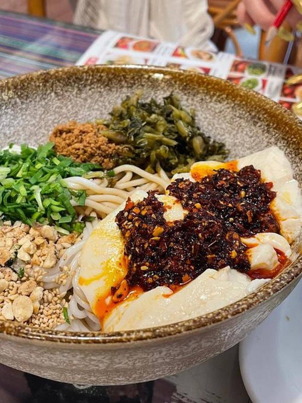 昆明豆花米线：一碗麻辣滑嫩的云南街头风情