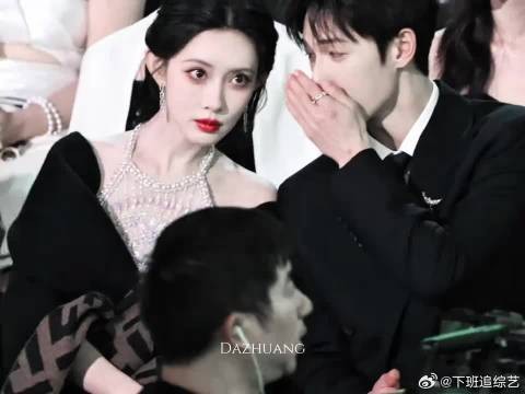 俩人一直在热聊!看到镜头还提醒老呢