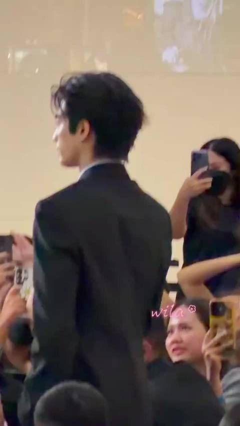 宋威龙蓝黑西装造型利落矜贵，背头浓颜展男模表现力