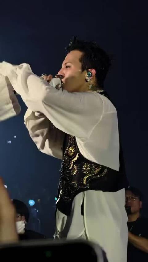 权志龙HIBYE见面会四面台唱跳嗨翻全场,超近距离告别甜到哭