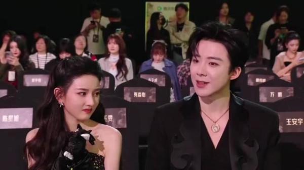 他俩磕太好磕了,刘宇宁宋祖儿项链,暗戳戳小心思太甜