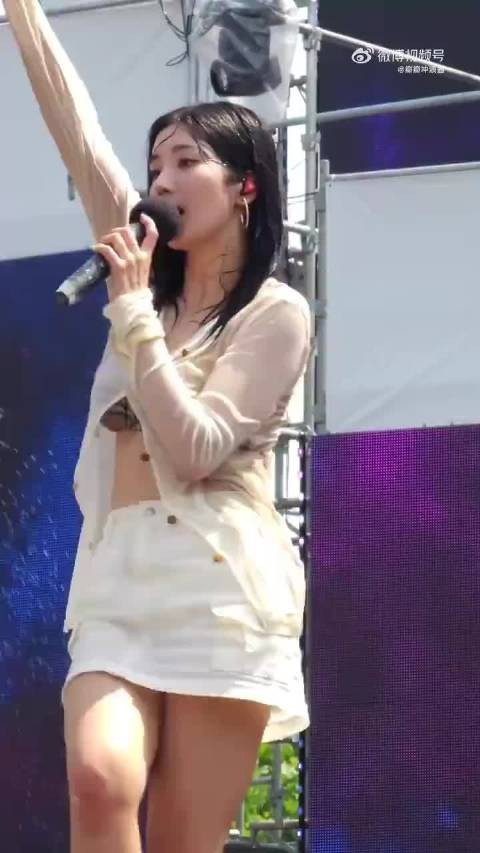 我印象中权恩妃是清纯风啊，这身材谁都喜欢的