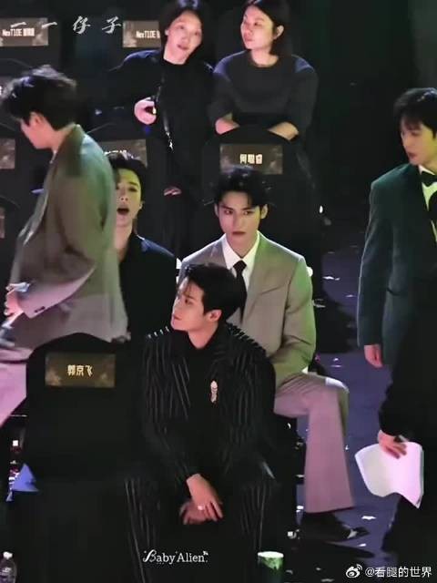 “平时不让我牵！”要不要听听在说什么啊啊啊