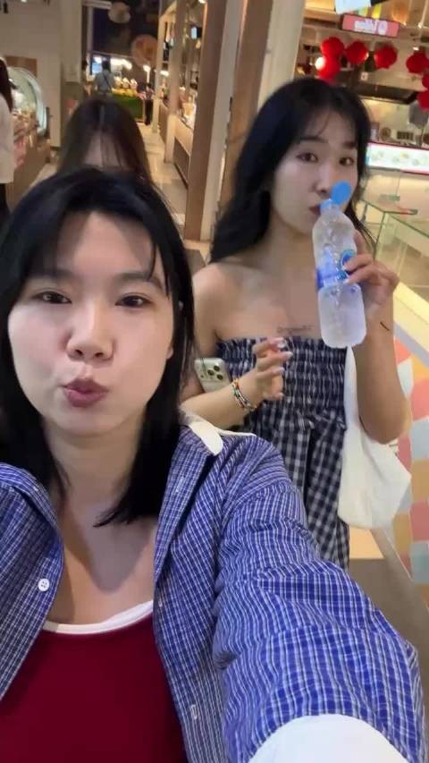 一整天轮番工作的yxy和wb以及一个无所事事的我就是这次的旅游三人组