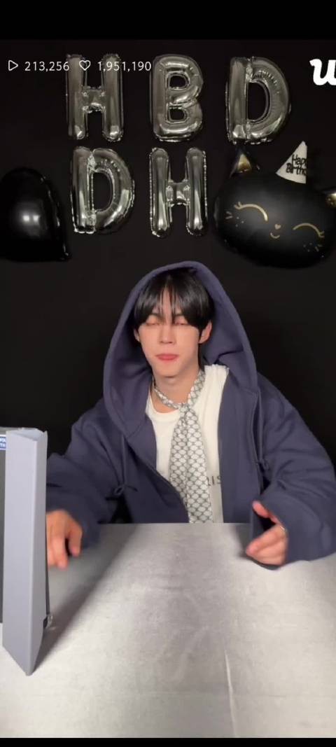 crush来陪我过生日给我送一堆礼物之后我就这样得意