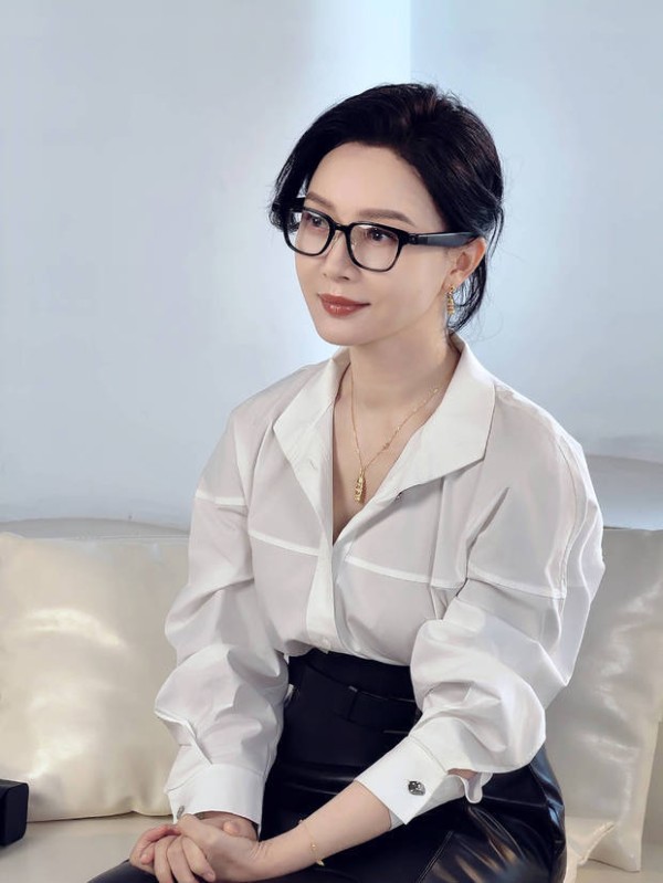 陈数面露温柔笑容，魅力十足。