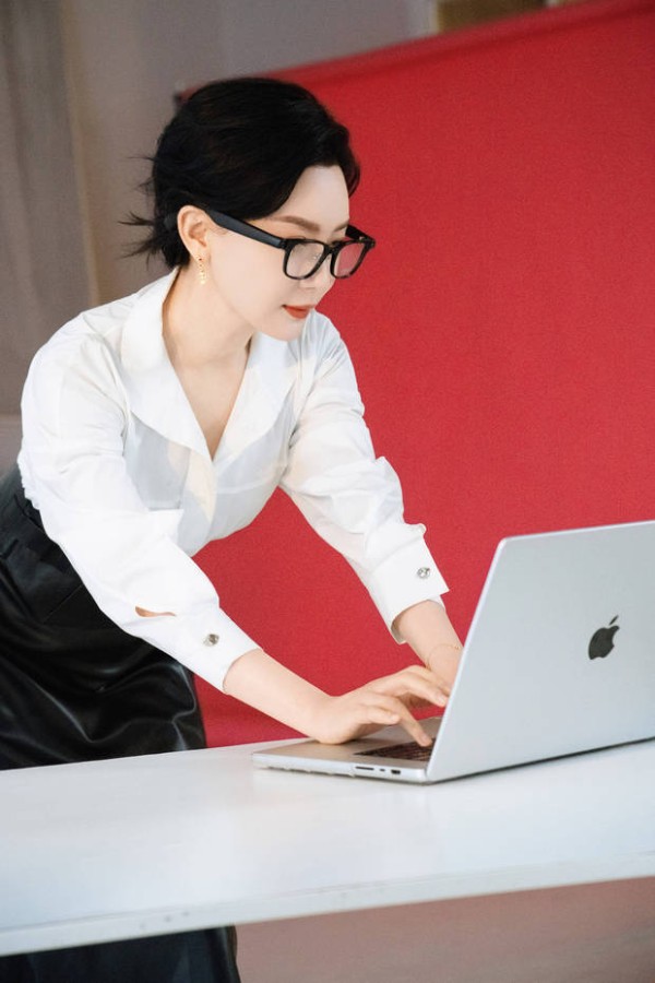 陈数秒变雷厉风行的麻辣女教师。