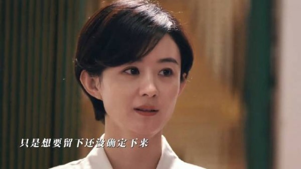 父母操心女儿的婚事想要她去省城,女儿却想留在县里发光发热✘