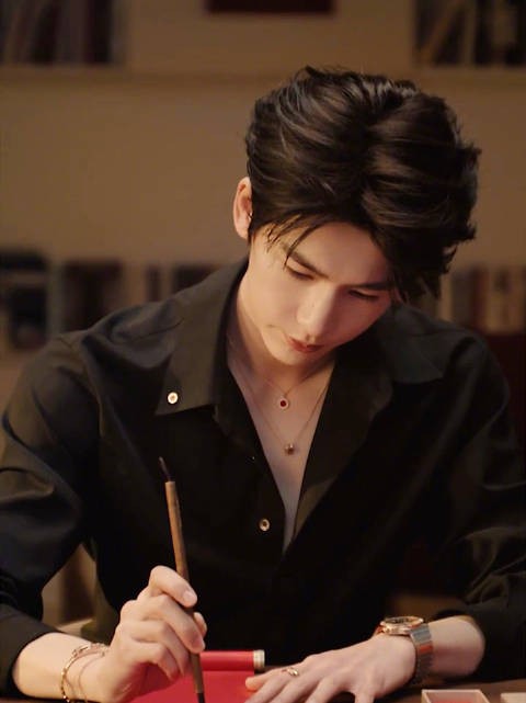 张凌赫宝格丽新春视频来袭,好珠光宝气的贵公子啊,和高奢就是绝配