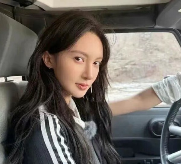 金晨仍未回应，直播代言取消，多部待播作品恐受影响