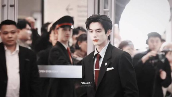 宋威龙曼谷亮相蓝黑西装引粉丝狂热