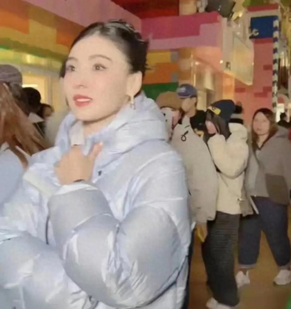 45岁张柏芝在上海街边被偶遇，脸蛋圆润惊呆网友：这状态太真实了