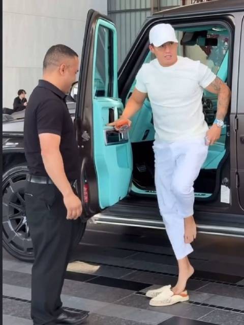 下车换个鞋，火了，拍成系列，成了“换鞋哥”，好魔幻的世界