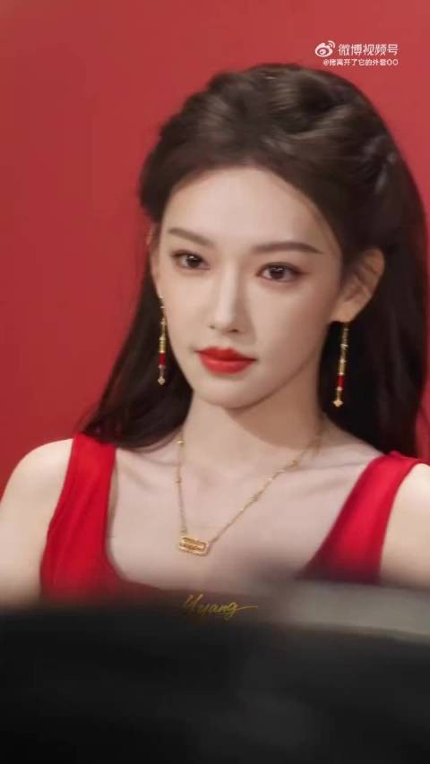 程潇高贵明艳富贵花，程潇红裙好明媚，一整个有被这个潇潇明媚到了呀