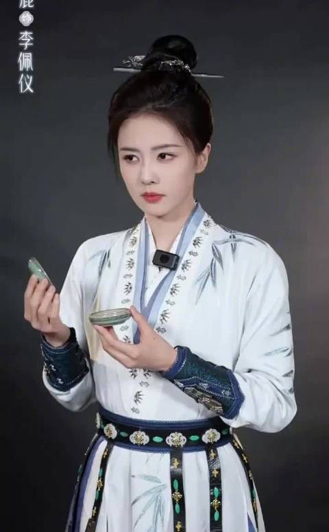 白鹿王星越片场比八秒切软萌模式