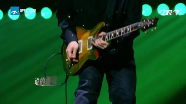 谭维维直发飒爽卷发慵懒，双造型切换展万般魅力