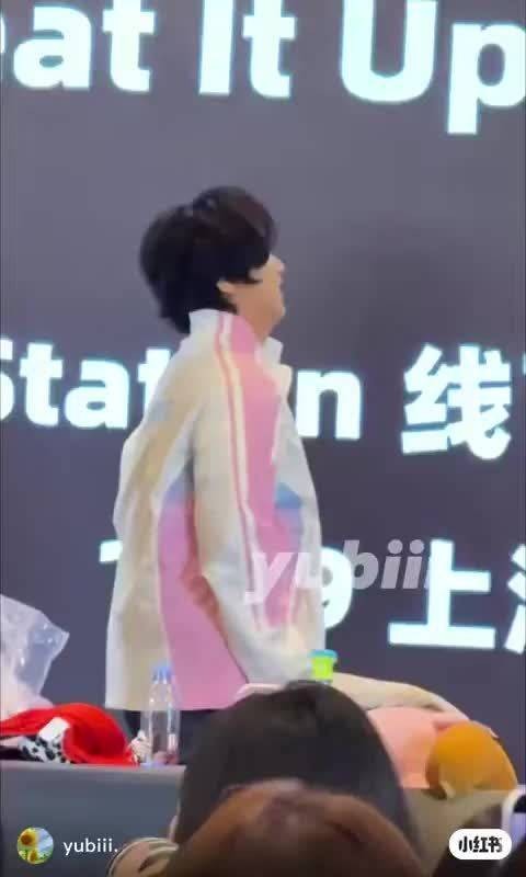 NCT的楷灿穿了偶像Viper的BLG队服