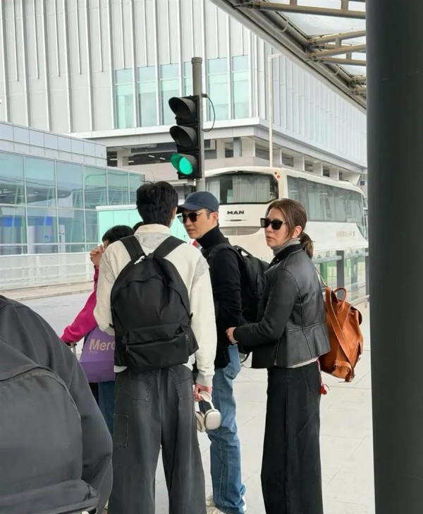 偶遇袁咏仪一家三口，张智霖和魔童热聊不停，父子同框兄弟感拉满