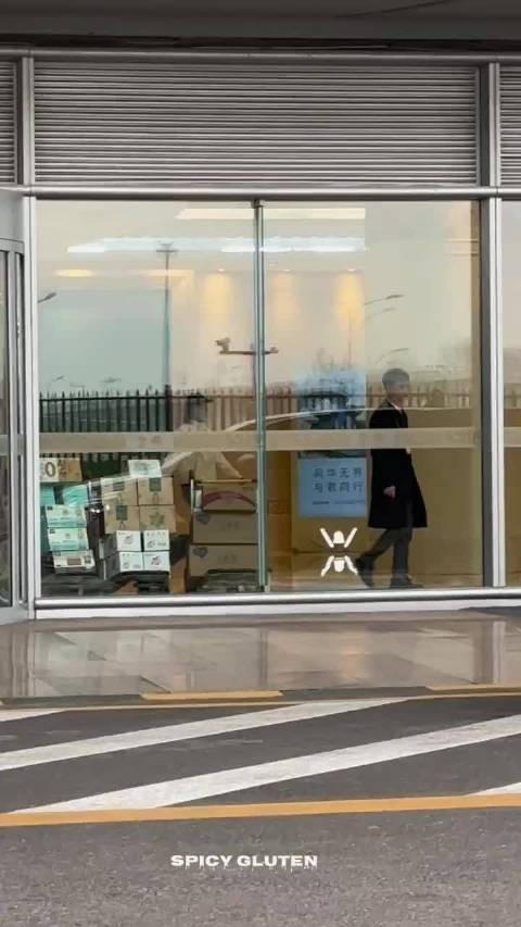 宋威龙回京啦,行程超赶的 今晚还有直播