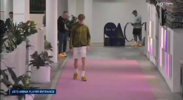 场外的辛纳在闲散的散步，并关注着这场比赛