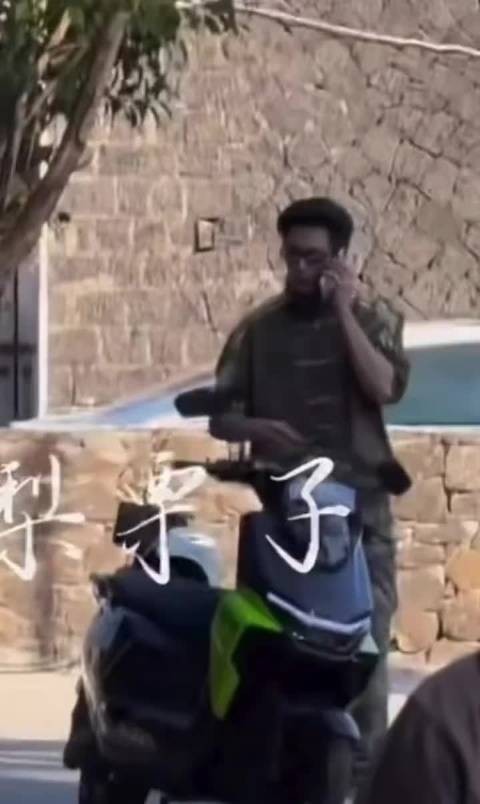 王鹤棣亲爱的客栈 骑电动车路透来了，边骑边接电话哈哈哈