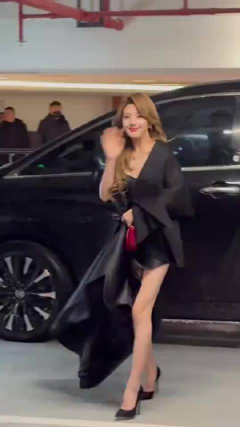 赵露思宝格丽活动亮相，大波浪红唇黑裙造型吸睛