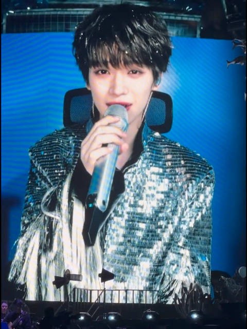 我靠 闪片衣服➕黑皮裤 你就继续going吧