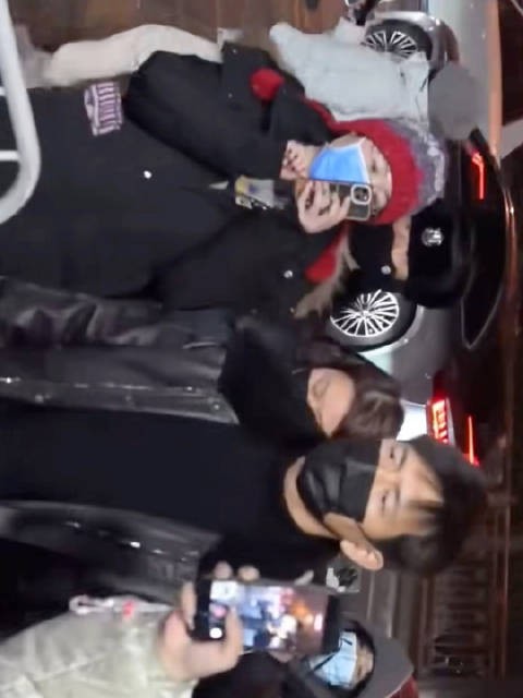 李现现身央视春晚彩排,all black造型酷帅引欢呼