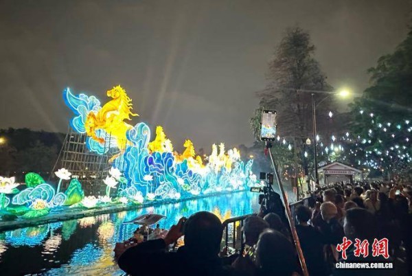 2026广州新春灯会展现“万马奔腾”
