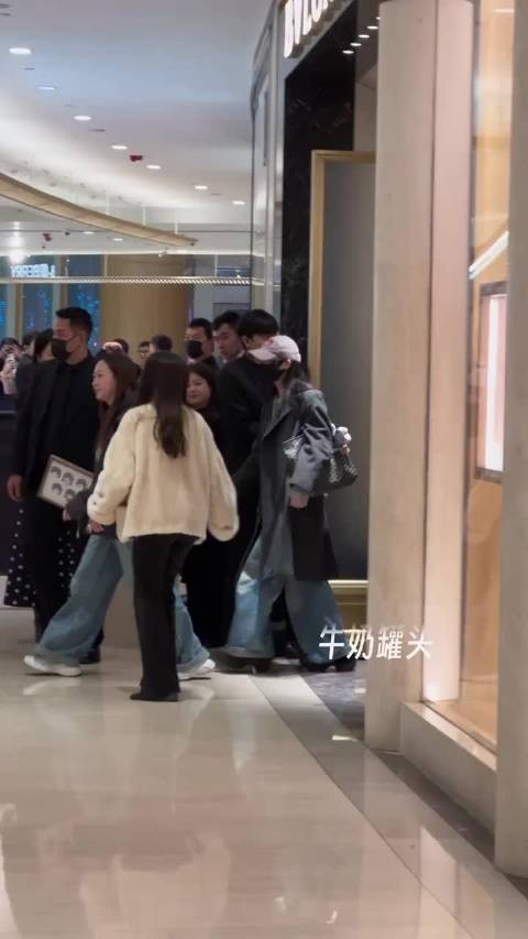 赵露思宝格丽下班路透