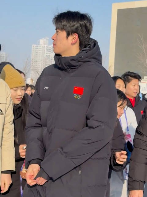 拉好拉链 兔爪缩进袖子 兔保暖 cr.Onnnnnn9