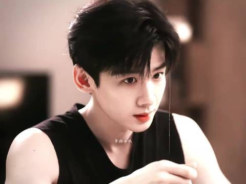 白敬亭的身材也太好了吧,看来健身房不是白去的