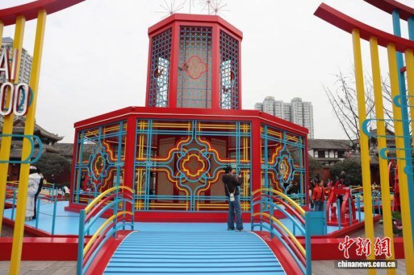 四川成都：融合走马灯、中国结元素的大型装置亮相街头