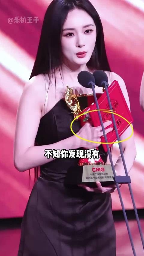 为何杨幂年度盛典上不做美甲？本以为造型翻车，了解内情才知总台视后的松弛感