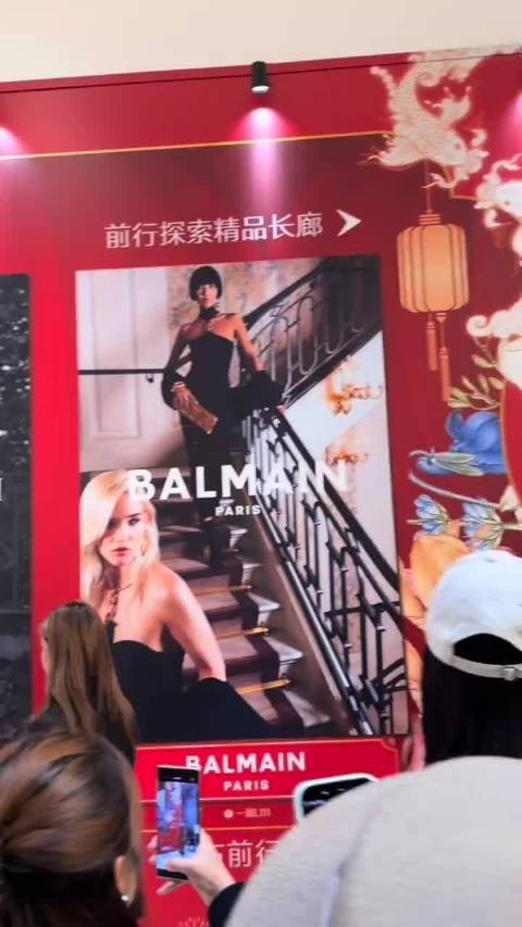 程潇万象城生图曝光,雕塑级侧颜引惊叹