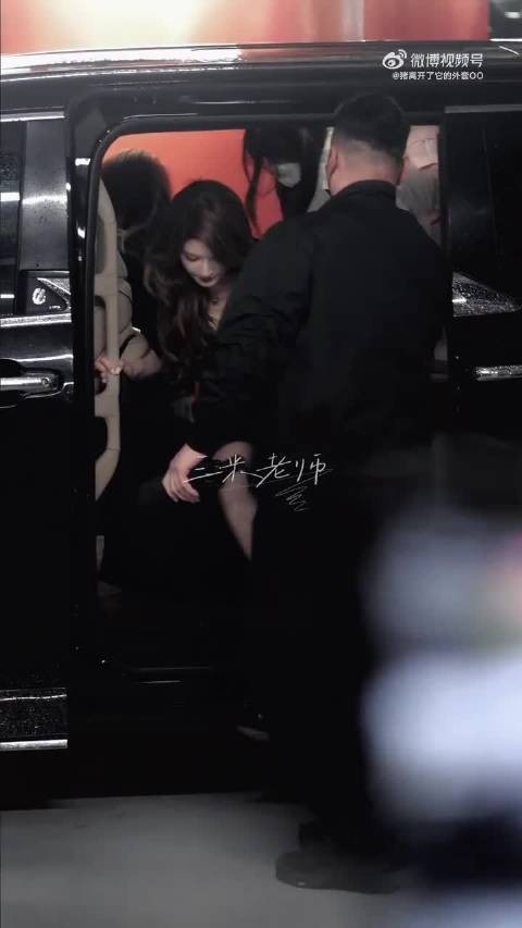 赵露思金发红唇小黑裙亮相,大长腿吸睛