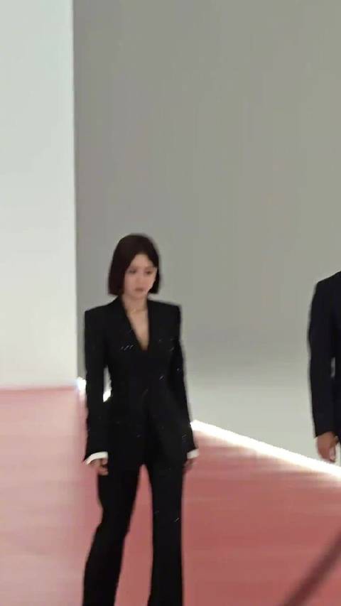  姐姐@秦岚 的身材美貌都曼妙到犯规！