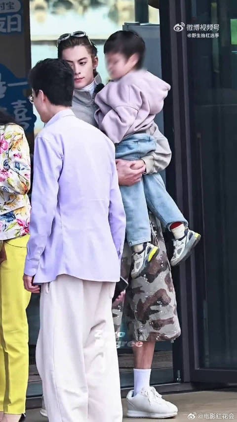 棣棣抱娃路透来袭！休闲运动装+软萌娃，狠狠期待正片