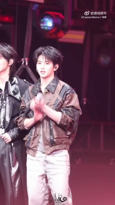 帅的很权威 很好看这个造型 特别爱豆