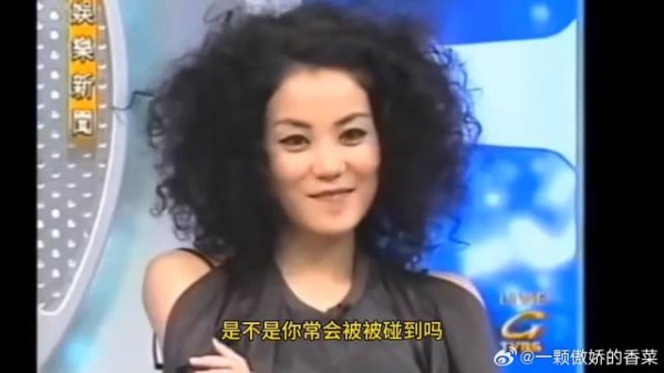 王菲谢霆锋2000年机场捏脸互动被拍