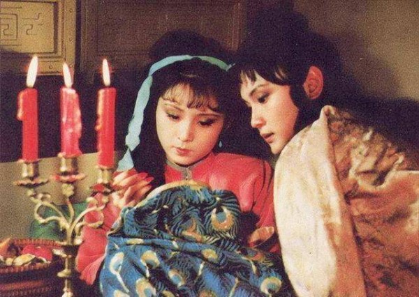 红楼梦:晴雯病重被撵出大观园,为何手腕上还一直带着四个银镯子