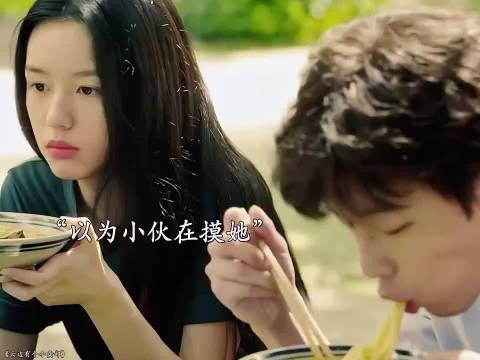 我双手端着面，你跟我说，我摸你，打扰我吃面