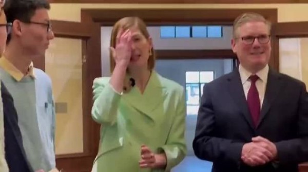 英国演员裴淳华字正腔圆说中文引首相发笑