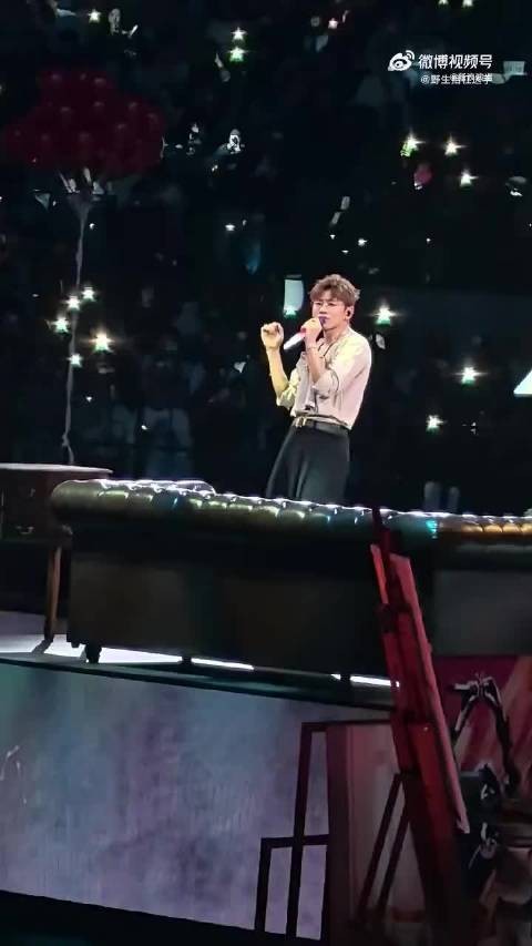 不愧是张杰！让月亮真的爬上来了，羡慕现场的朋友